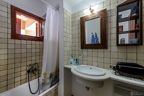 Waveside Sanctuary - Luxurious Seastone Villa