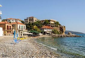 Waveside Sanctuary - Luxurious Seastone Villa