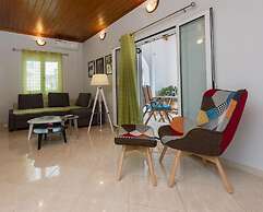 Thano's Stylish Flat, Just 150m To The Beach