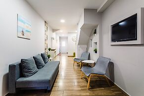 City-Sea Fusion, Elegant Gem Minutes from the Beach