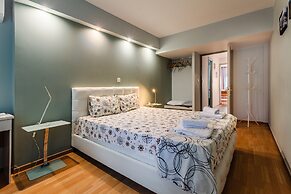 City-Sea Fusion, Elegant Gem Minutes from the Beach