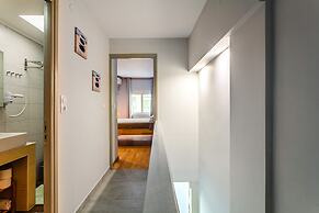 City-Sea Fusion, Elegant Gem Minutes from the Beach