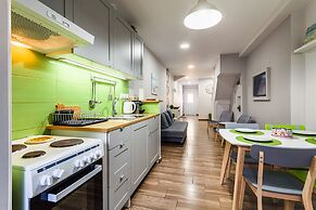 City-Sea Fusion, Elegant Gem Minutes from the Beach