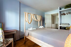 City-Sea Fusion, Elegant Gem Minutes from the Beach