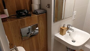 Labo Apartment Metro Plocka