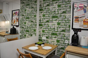 Labo Apartment Metro Plocka