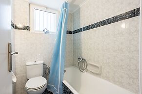 Seaside Family Haven - Avia's Spacious Getaway