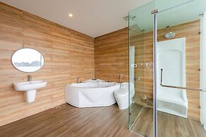 Muong Thanh Grand Bai Chay Hotel