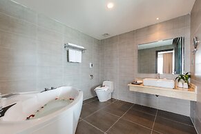 Muong Thanh Grand Bai Chay Hotel