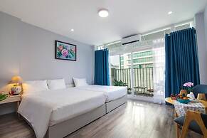 The Art - Hung Viet near Truc Bach lake