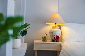 The Art - Hung Viet near Truc Bach lake