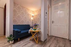 The Art - Hung Viet near Truc Bach lake