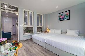 The Art - Hung Viet near Truc Bach lake