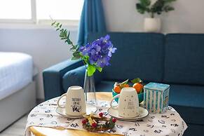 The Art - Hung Viet near Truc Bach lake