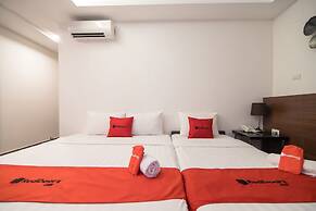 RedDoorz near Giap Bat