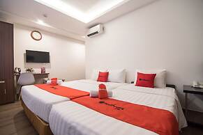 RedDoorz near Giap Bat