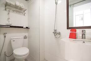 RedDoorz near Truc Bach Lake