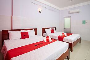 RedDoorz near Tran Nao Street