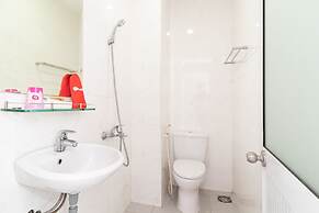 RedDoorz near Tran Nao Street