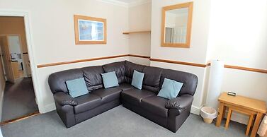 3-bed House With Superfast Wi-fi, DW Lettings 15vr