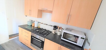 3-bed House With Superfast Wi-fi, DW Lettings 15vr