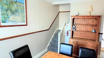 3-bed House With Superfast Wi-fi, DW Lettings 15vr