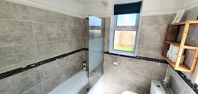 3-bed House With Superfast Wi-fi, DW Lettings 15vr