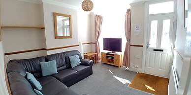 3-bed House With Superfast Wi-fi, DW Lettings 15vr