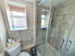 2-bed Flat With Superfast Wi-fi DW Lettings 9WW