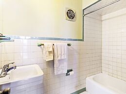 OYO Hotel Downtown Peoria I-74