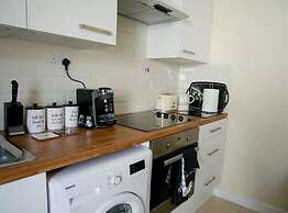 Newly Refurbished Modern Apt 10