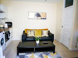 Newly Refurbished Modern Apt 10