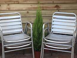 Newly Refurbished Modern Apt 10