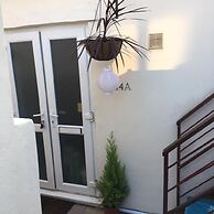 Newly Refurbished Modern Apt 10