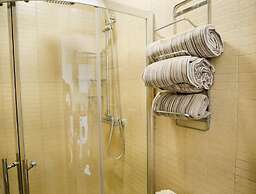 Newly Refurbished Modern Apt 10