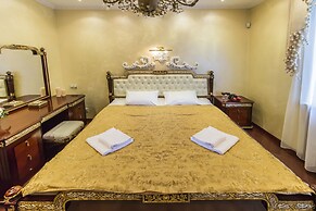 Luxurious Classic Apartment Bessarabka