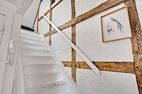Sanders Penny - Chic 3-bdr Apt in City Center