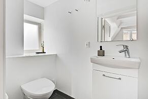 Sanders Penny - Chic 3-bdr Apt in City Center