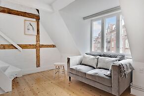 Sanders Penny - Chic 3-bdr Apt in City Center