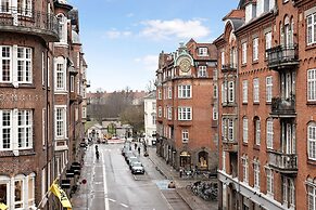 Sanders Penny - Chic 3-bdr Apt in City Center