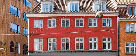 Sanders Penny - Chic 3-bdr Apt in City Center