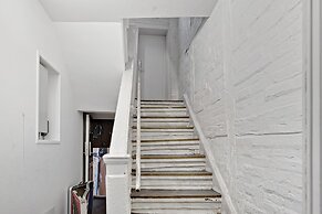 Sanders Penny - Chic 3-bdr Apt in City Center