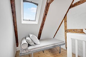 Sanders Penny - Chic 3-bdr Apt in City Center