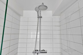 Sanders Penny - Chic 3-bdr Apt in City Center