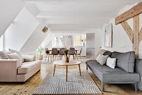 Sanders Penny - Chic 3-bdr Apt in City Center