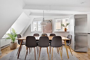 Sanders Penny - Chic 3-bdr Apt in City Center