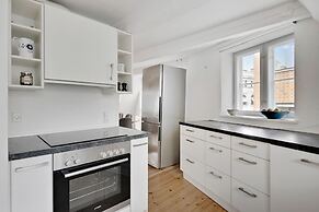 Sanders Penny - Chic 3-bdr Apt in City Center