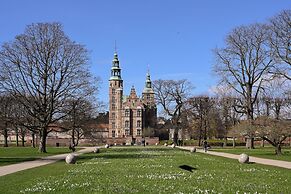 Sanders Penny - Chic 3-bdr Apt in City Center