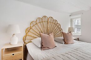 Sanders Penny - Chic 3-bdr Apt in City Center