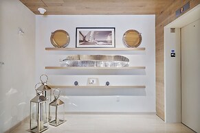 914 Tiffany House 1 Bedroom Condo by RedAwning